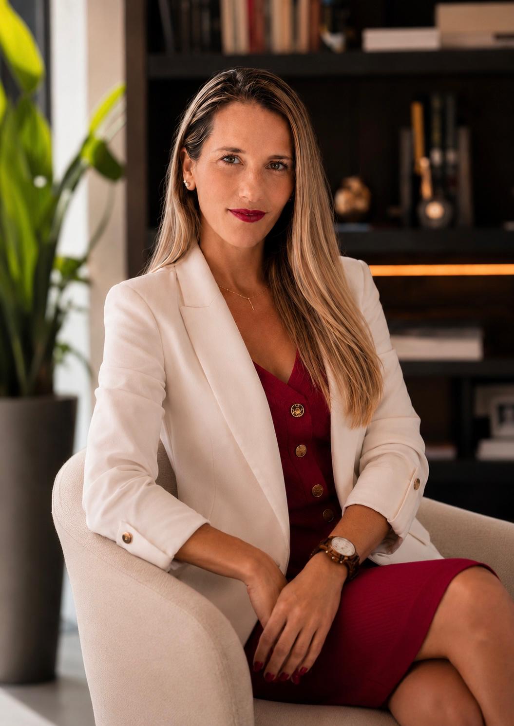 Sofia Brito, fundadora da Solidary Equation, sentada no seu escritório